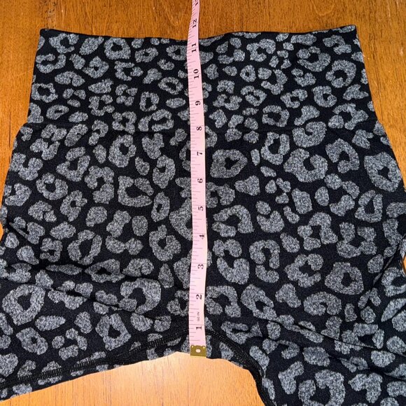 Black Silver Leopard Scrunch Booty Yoga Pants Butt Lifting Size Medium - Picture 6 of 8